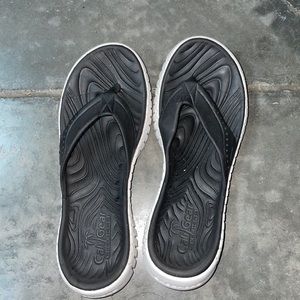 Size 7 Cali gear sketchers flip flops